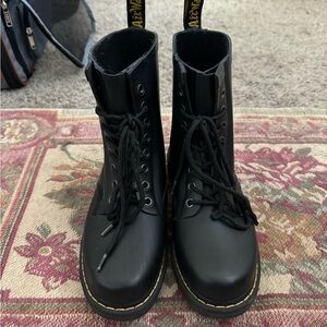 1460 Women’s Smooth Leather Lace Up Boots